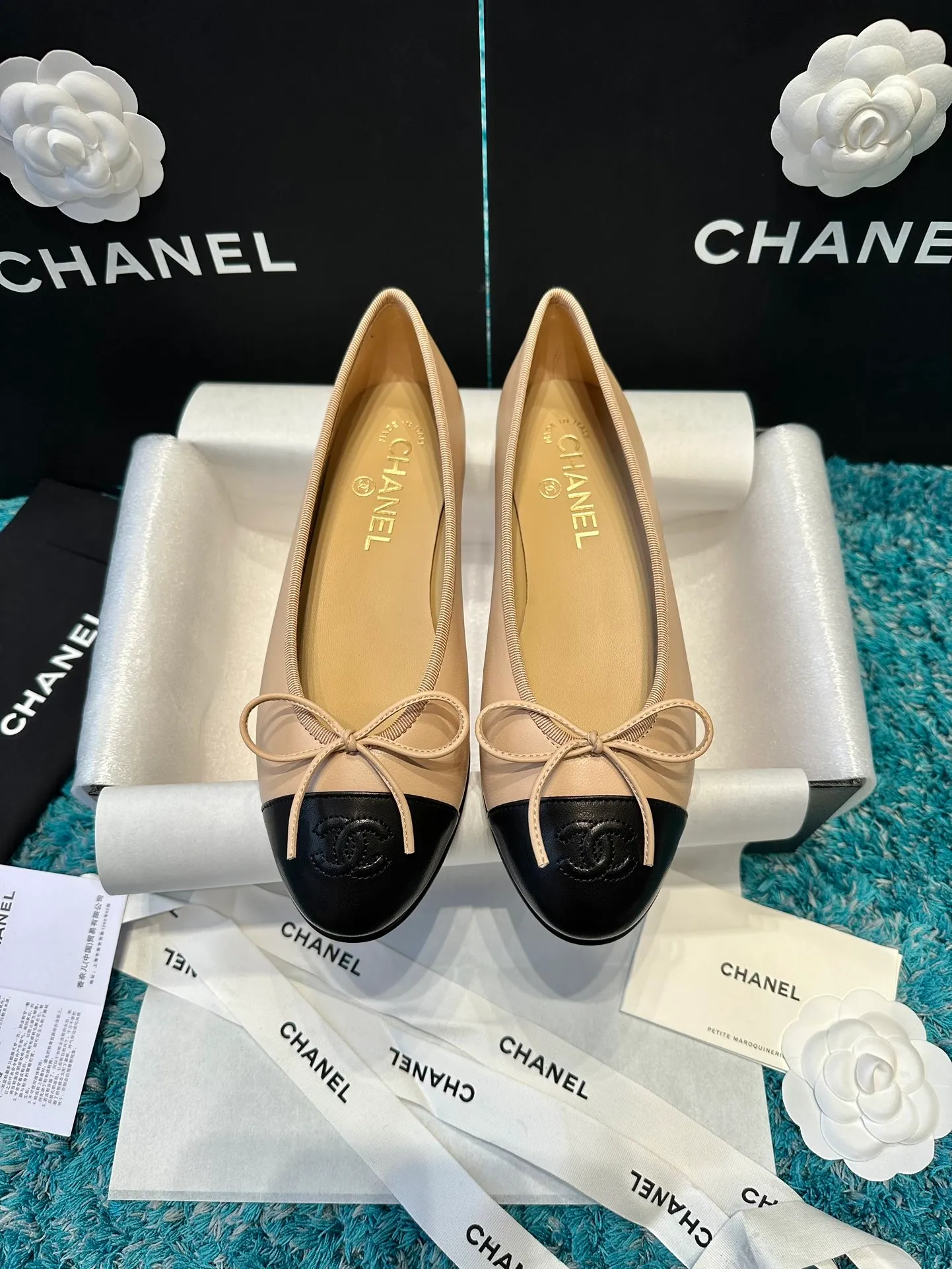 👟👟Ex-factory price 440👟👟 Women's shoes, women's clothing, Chanel shoes that have been upgraded ~ 2021ss top version, HK overseas purchasing, original cut at 1:1, Chanel Chanel eternal classic bow, round toe ballet shoes, not many good quality, truly no pressure to go in and out of the counter. Regardless of the last shape, leather material selection, and manufacturing process, they are all genuine craftsmanship and very exquisite. ◾️Fabric: Mixed sheepskin imported from Italy ◾️Lining: Imported sheepskin (sweat-absorbent and soft) ◾️Sole: Italian special A-grade genuine leather sole (not ordinary thin sole in the market) ◾️Size: 35-39 [34 40 41 42 43 customization is not returnable]